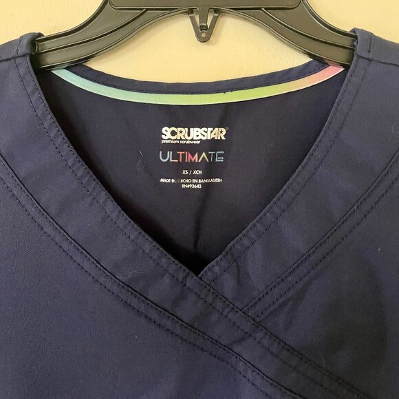 V neck scrub top with pockets - Picture 3 of 10